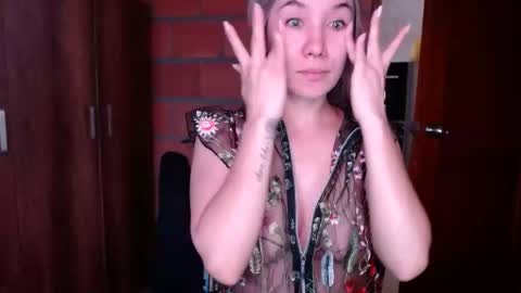 Snapshot of _lunablondie_ chatting on 02/12/25, 02:10 _lunablondie_ online show from 02/12/25, 02:10