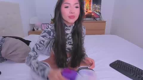 Snapshot of _lyna chatting on 12/01/25, 10:26 Lynna online show from 12/01/25, 10:26