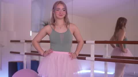 Snapshot of _meowwluffy_ chatting on 11/18/25, 11:47 Feiia online show from 11/18/25, 11:47