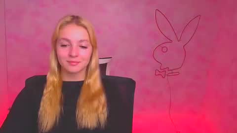 Snapshot of _mila_la_ chatting on 12/20/24, 10:27 Melanie online show from 12/20/24, 10:27