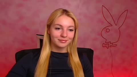 Snapshot of _mila_la_ chatting on 12/22/24, 07:00 Melanie online show from 12/22/24, 07:00