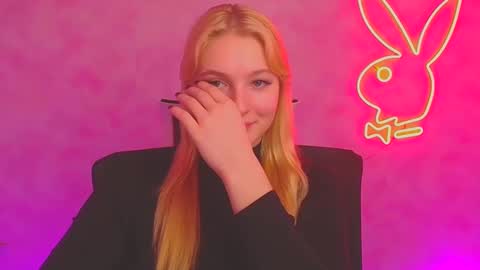 Snapshot of _mila_la_ chatting on 01/11/25, 12:29 Melanie online show from 01/11/25, 12:29