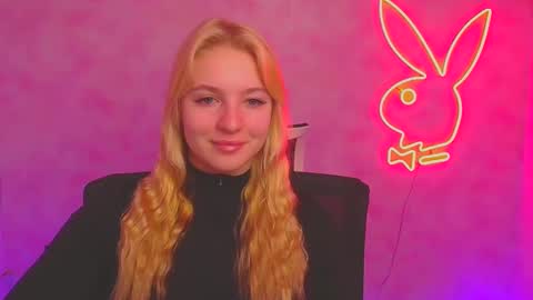 Snapshot of _mila_la_ chatting on 01/12/25, 07:00 Melanie online show from 01/12/25, 07:00