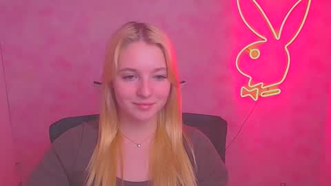 Snapshot of _mila_la_ chatting on 02/08/25, 03:42 Melanie online show from 02/08/25, 03:42