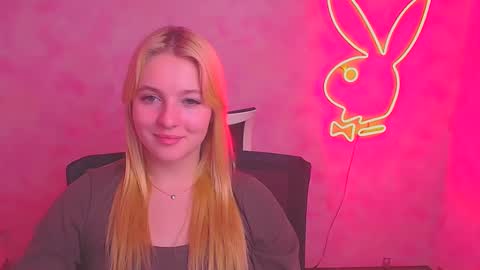 Snapshot of _mila_la_ chatting on 02/11/25, 10:37 Melanie online show from 02/11/25, 10:37