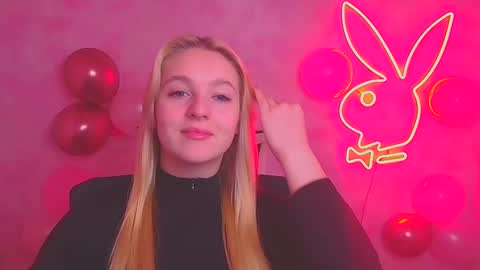 Snapshot of _mila_la_ chatting on 02/13/25, 12:21 Melanie online show from 02/13/25, 12:21