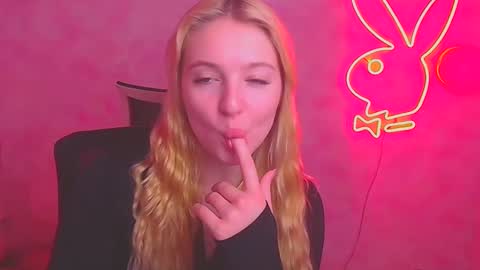 Snapshot of _mila_la_ chatting on 02/18/25, 10:16 Melanie online show from 02/18/25, 10:16