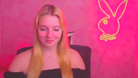 Snapshot of _mila_la_ chatting on 02/23/25, 06:49 Melanie online show from 02/23/25, 06:49