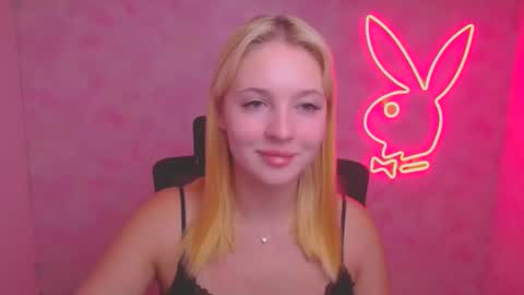 Snapshot of _mila_la_ chatting on 09/11/25, 11:21 Melanie online show from 09/11/25, 11:21