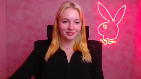 Snapshot of _mila_la_ chatting on 09/25/25, 11:25 Melanie online show from 09/25/25, 11:25