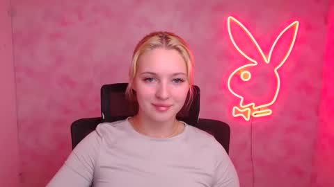 Snapshot of _mila_la_ chatting on 10/09/25, 12:03 Melanie online show from 10/09/25, 12:03