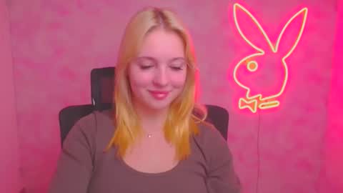 Snapshot of _mila_la_ chatting on 10/14/25, 06:03 Melanie online show from 10/14/25, 06:03