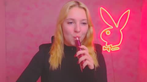 Snapshot of _mila_la_ chatting on 10/20/25, 05:52 Melanie online show from 10/20/25, 05:52