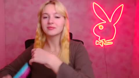 Snapshot of _mila_la_ chatting on 10/24/25, 11:50 Melanie online show from 10/24/25, 11:50