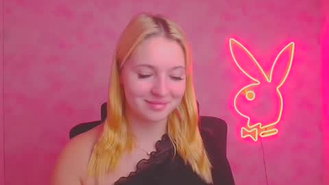 Snapshot of _mila_la_ chatting on 11/08/25, 12:16 Melanie online show from 11/08/25, 12:16