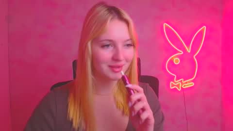 Snapshot of _mila_la_ chatting on 11/17/25, 01:06 Melanie online show from 11/17/25, 01:06