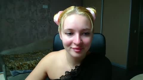 Snapshot of _mila_la_ chatting on 12/05/25, 10:46 Melanie online show from 12/05/25, 10:46