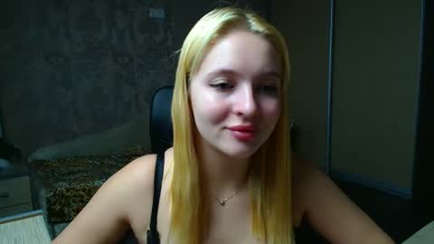 Snapshot of _mila_la_ chatting on 12/15/25, 12:20 Melanie online show from 12/15/25, 12:20