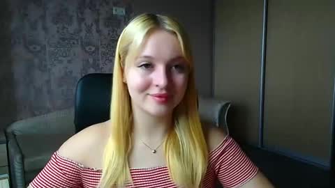 Snapshot of _mila_la_ chatting on 04/18/26, 10:52 Melanie online show from 04/18/26, 10:52