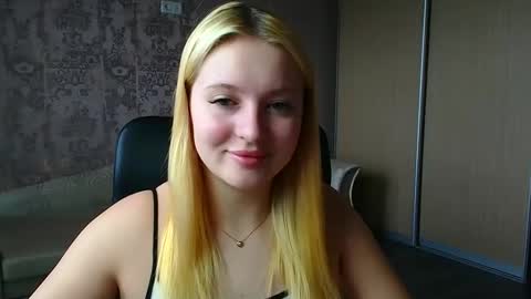 Snapshot of _mila_la_ chatting on 04/21/26, 11:49 Melanie online show from 04/21/26, 11:49