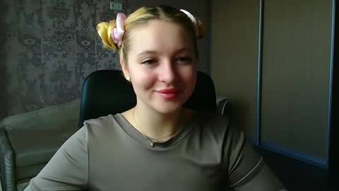 Snapshot of _mila_la_ chatting on 05/16/26, 10:36 Melanie online show from 05/16/26, 10:36