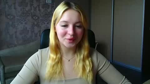 Snapshot of _mila_la_ chatting on 05/18/26, 06:08 Melanie online show from 05/18/26, 06:08