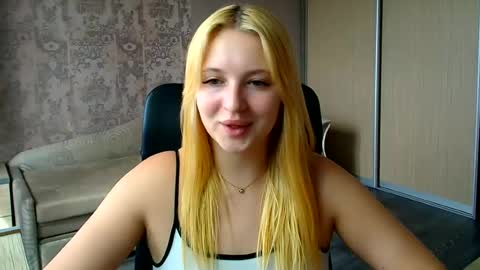 Snapshot of _mila_la_ chatting on 06/18/26, 12:09 Melanie online show from 06/18/26, 12:09