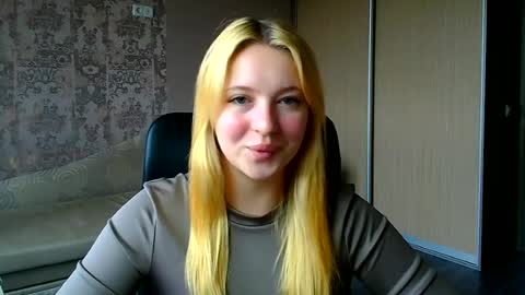 Snapshot of _mila_la_ chatting on 07/08/26, 08:08 Melanie online show from 07/08/26, 08:08