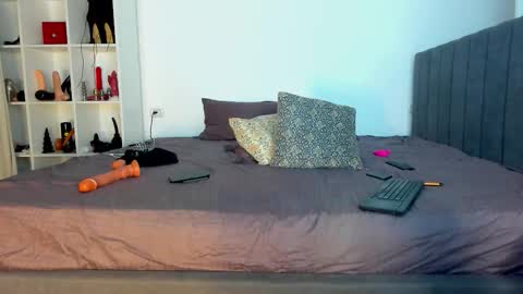 Snapshot of _milagoddess chatting on 09/17/25, 04:52 AstrideVonTeese online show from 09/17/25, 04:52