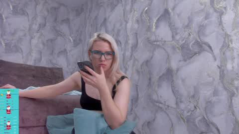 Snapshot of _miss_strawberry_ chatting on 01/26/25, 09:51 Sofia birthday october 29 online show from 01/26/25, 09:51