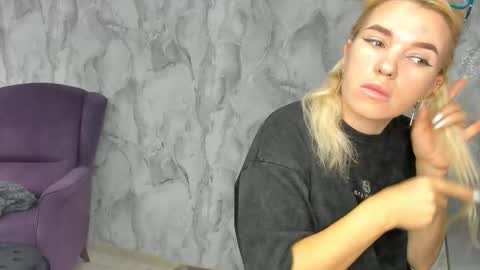 Snapshot of _miss_strawberry_ chatting on 09/26/25, 07:23 Sofia birthday october 29 online show from 09/26/25, 07:23