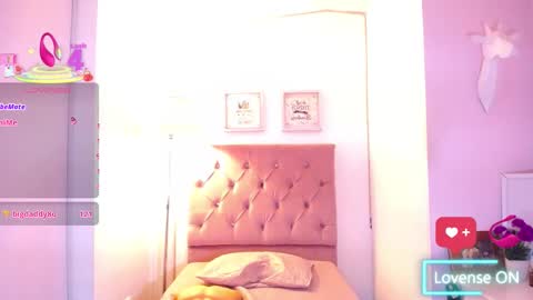 nahomi  online show from 10/17/25, 12:47