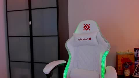 Snapshot of _nemalkovamia chatting on 01/27/25, 06:30 Mia with a big heart  online show from 01/27/25, 06:30