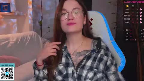 Snapshot of _nemalkovamia chatting on 10/20/25, 11:54 Mia with a big heart  online show from 10/20/25, 11:54