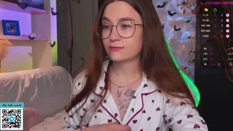 Snapshot of _nemalkovamia chatting on 10/28/25, 12:09 Mia with a big heart  online show from 10/28/25, 12:09