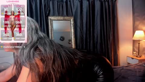 Snapshot of _nicoletteshea_ chatting on 12/20/24, 10:43 _nicoletteshea_ online show from 12/20/24, 10:43