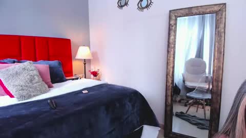 Snapshot of _nicoletteshea_ chatting on 11/19/25, 08:31 _nicoletteshea_ online show from 11/19/25, 08:31