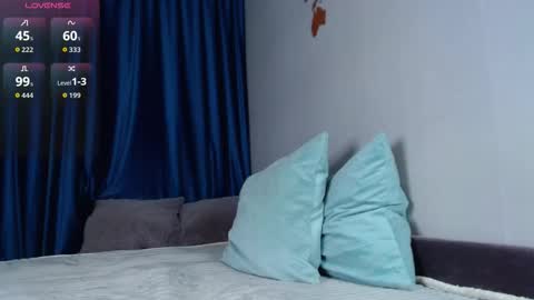 Snapshot of _oh_and_ah_ chatting on 12/21/25, 04:25 Vegan girl online show from 12/21/25, 04:25