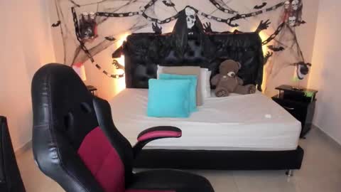 Olivia jones online show from 10/19/25, 03:12