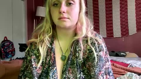 Snapshot of _peaceoutgirlscout_ chatting on 10/09/25, 08:18 _peaceoutgirlscout_ online show from 10/09/25, 08:18