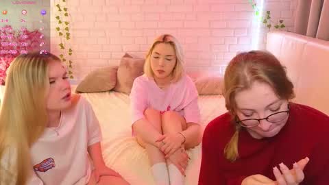 Snapshot of _ramune_ chatting on 09/30/25, 02:22 Merlizz Eva Jane Mila Nicole  left to right  online show from 09/30/25, 02:22
