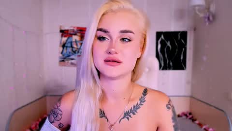 Snapshot of _ravena chatting on 10/16/25, 09:43 _ravena online show from 10/16/25, 09:43