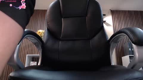 Snapshot of _redfoxxx_ chatting on 10/10/25, 08:08 You can tell me Mariana online show from 10/10/25, 08:08