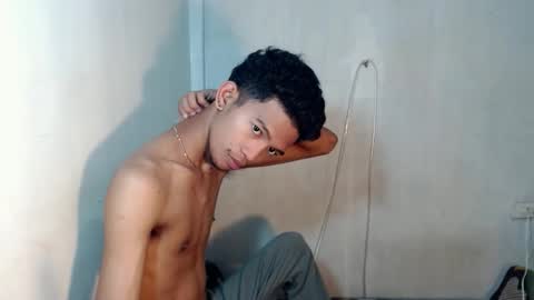 Snapshot of _rellvanxx chatting on 11/30/25, 02:04 _rellvanxx online show from 11/30/25, 02:04