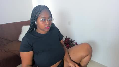 Snapshot of _sarah_banks chatting on 02/17/25, 02:59 Ms. JONES online show from 02/17/25, 02:59