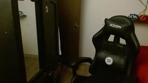 Snapshot of _schnnneider_ chatting on 11/19/25, 04:56 SCHNEIDER online show from 11/19/25, 04:56