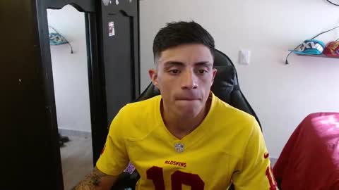 Snapshot of _schnnneider_ chatting on 11/19/25, 07:47 SCHNEIDER online show from 11/19/25, 07:47