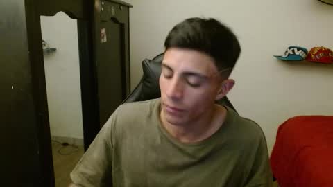 Snapshot of _schnnneider_ chatting on 11/24/25, 12:21 SCHNEIDER online show from 11/24/25, 12:21