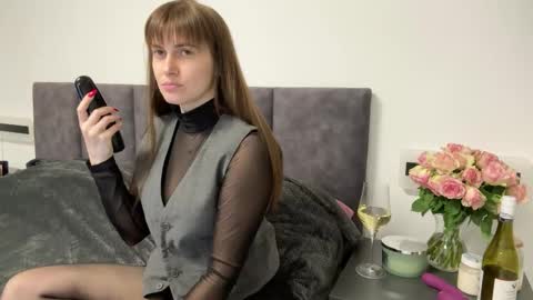 Snapshot of _sweet_lora chatting on 12/20/25, 11:28 You can call me Lora online show from 12/20/25, 11:28