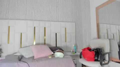 Snapshot of _tinyrousse_ chatting on 01/10/26, 07:15 Rousse online show from 01/10/26, 07:15